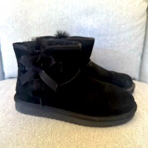 Koolaburra by UGG Victoria Mini black boots